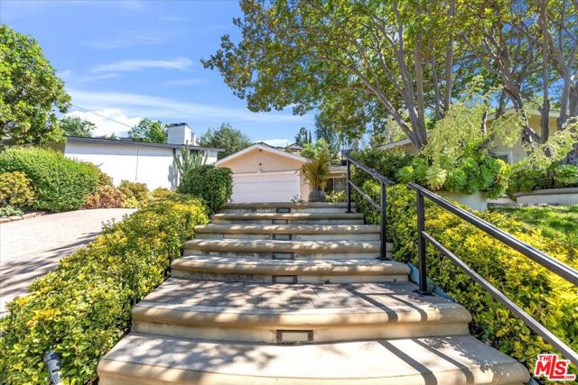 23264 Calvert Street, Woodland Hills CA: https://media.crmls.org/mediaz/096fa013-a201-4d4a-aff5-0d80bebda571.jpg