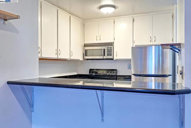 151 Lakeside Dr, Oakland CA: https://media.crmls.org/mediaz/09702214-f4df-4c81-b324-137fddfb1d9e.jpg