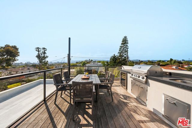 1213 Pine Street, Santa Monica CA: https://media.crmls.org/mediaz/09705ccf-bb77-4185-9e2a-e21aae8bf688.jpg