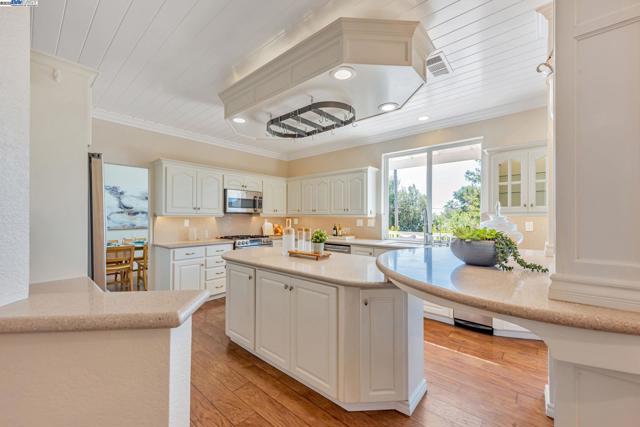 4069 Pergola CT, Castro Valley CA: https://media.crmls.org/mediaz/0971326c-5715-41f1-8bb4-9b48864f5903.jpg