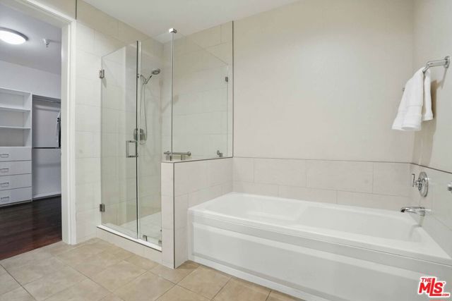 801 S Grand Avenue, Los Angeles CA: https://media.crmls.org/mediaz/09717620-2beb-4fd1-91fc-a2a1d724fa34.jpg