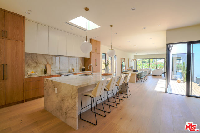 4936 Coolidge Avenue, Culver City CA: https://media.crmls.org/mediaz/0971a8f8-8f25-454a-a4f3-0f70502b34cd.jpg
