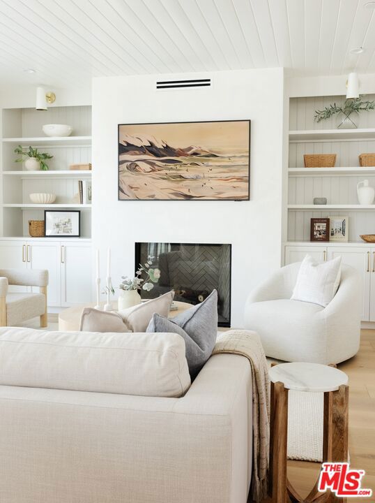 8363 Stewart Avenue, Los Angeles CA: https://media.crmls.org/mediaz/09731295-e9b6-4b77-a6ea-3808386fce9d.jpg