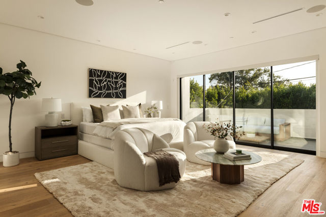 105 S Laurel Avenue, Los Angeles CA: https://media.crmls.org/mediaz/0973846e-ea5e-4ea0-984d-ba24d08891b8.jpg