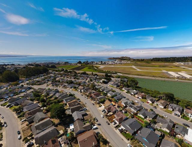 201 Bridgeport Drive, Half Moon Bay CA: https://media.crmls.org/mediaz/09741bd3-8e19-4a6c-83fa-240a324b133d.jpg