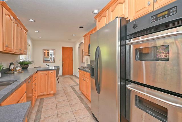 38 Saint Stephens Dr., Orinda CA: https://media.crmls.org/mediaz/097460c7-839c-4c0e-9d81-b09533889047.jpg