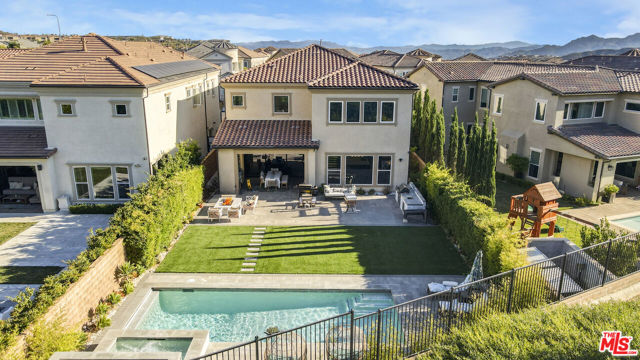 12333 N Finch Court, Porter Ranch CA: https://media.crmls.org/mediaz/0974939a-934e-48d5-888d-e25012f15fe4.jpg