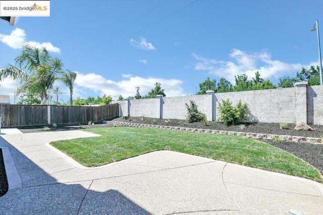 668 Miller Dr, Oakley CA: https://media.crmls.org/mediaz/0975964f-1a89-40c5-82ec-3f1d18e57343.jpg