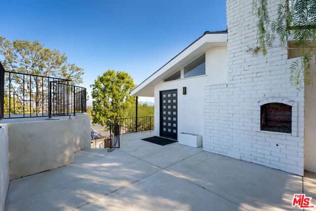 19536 Wells Drive, Tarzana CA: https://media.crmls.org/mediaz/0975a613-fbf6-497a-b83f-1cd43756697c.jpg
