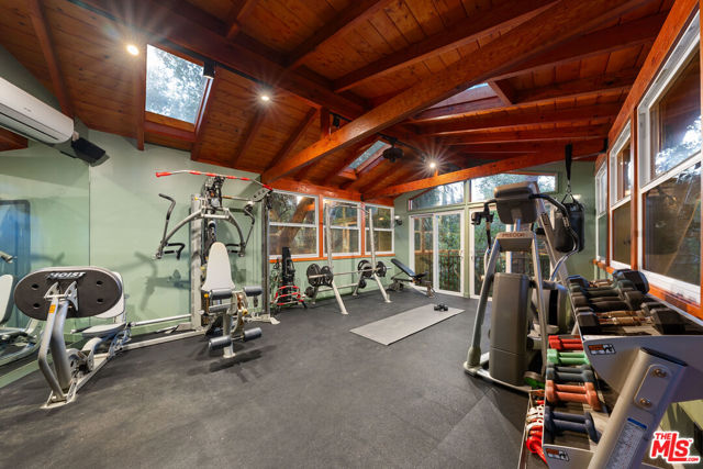 5045 Oakdale Avenue, Woodland Hills CA: https://media.crmls.org/mediaz/09765789-d367-481a-8d36-77ac5f67b033.jpg