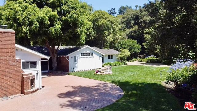 1754 Mandeville Canyon Road, Los Angeles CA: https://media.crmls.org/mediaz/09770806-978e-479d-bdf2-1726bf1eafb8.jpg