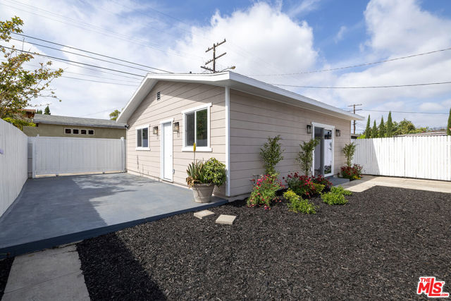 1558 W 47th Street, Los Angeles CA: https://media.crmls.org/mediaz/09772ee0-4c8f-45ec-845c-503899c839f2.jpg