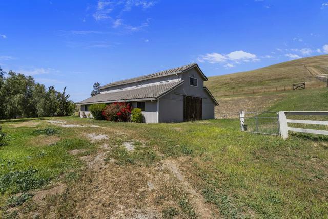 5955 Diablo Hills Road, Tres Pinos CA: https://media.crmls.org/mediaz/097756f9-64fb-4f09-a01c-8ef420bb6db7.jpg