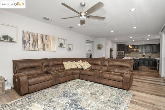 497 Tintori Ct, Brentwood CA: https://media.crmls.org/mediaz/097806c8-84a2-4d13-98ed-b638f784c776.jpg