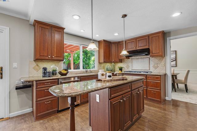 7777 Crossridge Rd, Dublin CA: https://media.crmls.org/mediaz/0978780b-dd81-454d-bce1-12fee22a4f03.jpg
