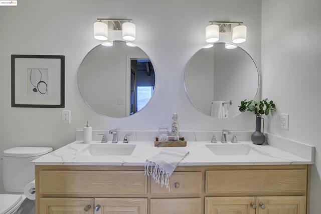 33 Binnacle Hl, Oakland CA: https://media.crmls.org/mediaz/09787f7d-9817-4504-86cc-0de168feb11e.jpg