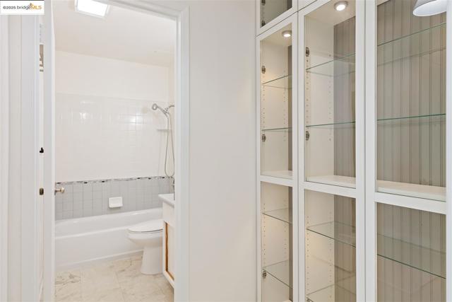 7 Commodore DR, Emeryville CA: https://media.crmls.org/mediaz/0978a594-3983-45cf-bfb0-339593ed1443.jpg