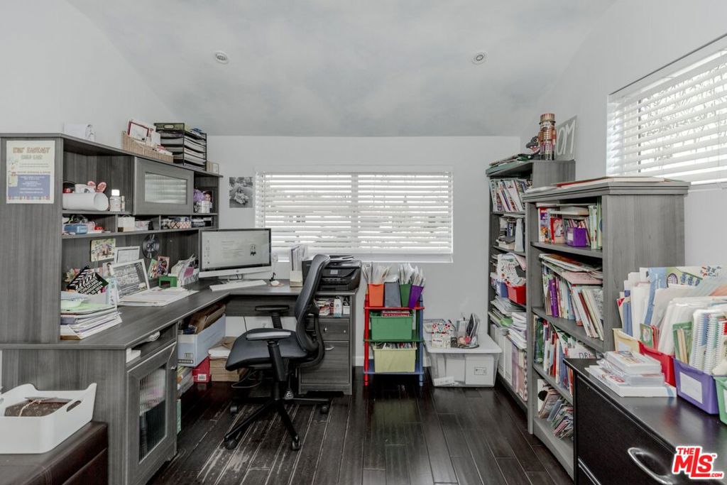 https://media.crmls.org/mediaz/0979001e-efbd-44d1-99e7-91d78a75c305.jpg?preset=X-Large