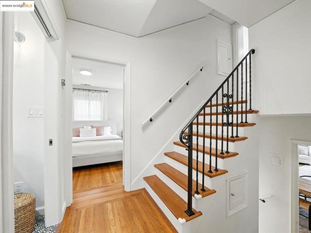 3712 Maple AVE, Oakland CA: https://media.crmls.org/mediaz/09793231-db3e-4292-9b1c-d0eddd7f7d9e.jpg