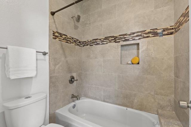 2084 Roberts Pl, Escondido CA: https://media.crmls.org/mediaz/09799589-cb9b-413e-9879-83ab3a41e955.jpg