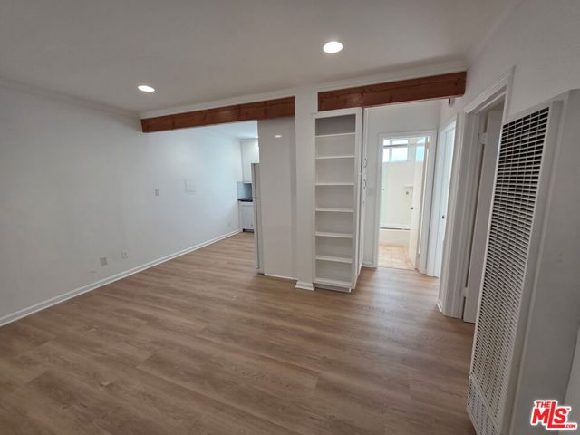 626 Broadway Street, Venice CA: https://media.crmls.org/mediaz/097c484a-3ea8-4eb9-b318-49c5d9ebeef2.jpg