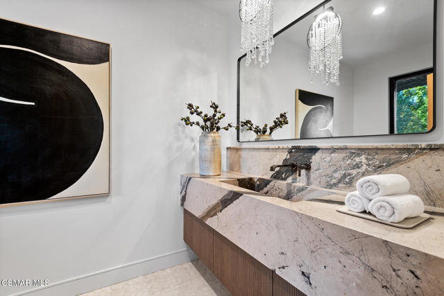 4199 Woodlane Court, Westlake Village CA: https://media.crmls.org/mediaz/097c979e-e798-4aba-992f-4f5c74bc56db.jpg