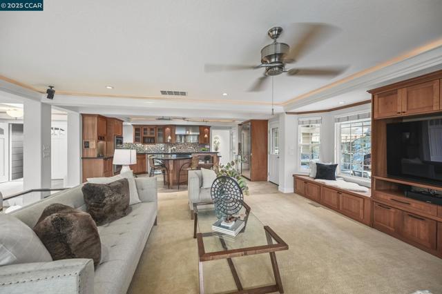 34 Willowview Ct, Danville CA: https://media.crmls.org/mediaz/097cde9f-a3bf-4454-bf4b-e4f1171d770b.jpg