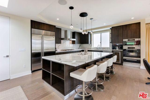 460 N Palm Drive, Beverly Hills CA: https://media.crmls.org/mediaz/097d55ff-ffbe-4ff1-9fce-6460cac426de.jpg