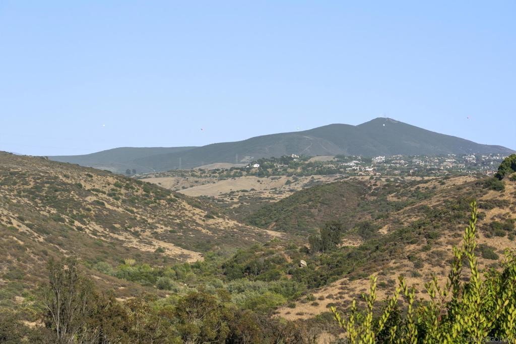 https://media.crmls.org/mediaz/097db484-85d3-4a5f-a8be-1b4bfe7d8136.jpg?preset=X-Large