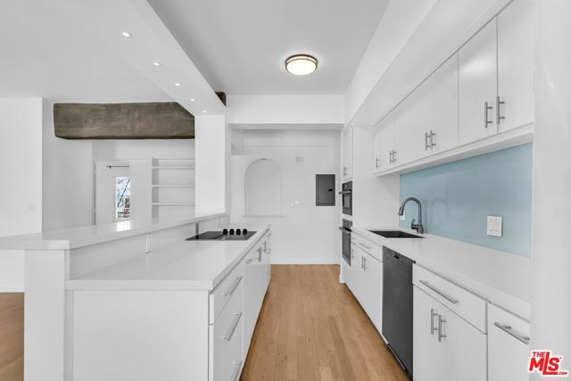 109 N SYCAMORE Avenue, Los Angeles CA: https://media.crmls.org/mediaz/097db7b2-b7c4-47e6-90ac-a6ffc7fb2a04.jpg