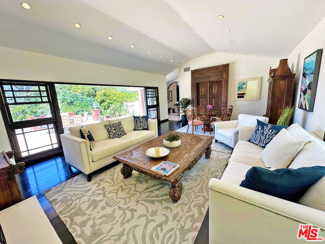12751 Mulholland Drive, Beverly Hills CA: https://media.crmls.org/mediaz/097e9304-2c19-41be-ae92-60bb3bc668b7.jpg