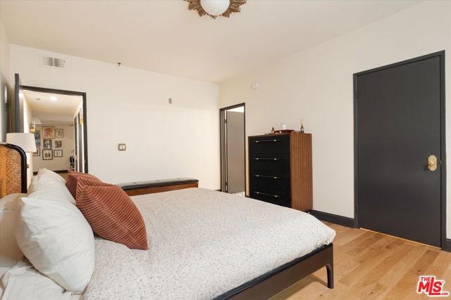 2222 N Beachwood Drive, Los Angeles CA: https://media.crmls.org/mediaz/097ea181-948f-49fe-a65a-0020a936bc5b.jpg