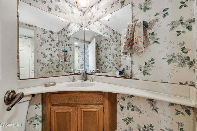 7565 Melvin Avenue, Reseda CA: https://media.crmls.org/mediaz/097ea7e5-bb13-4a8f-aad8-d02bc3cac472.jpg