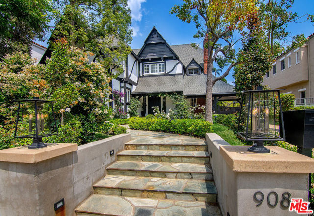 908 Malcolm Avenue, Los Angeles CA: https://media.crmls.org/mediaz/097f9305-bdef-44c5-95d2-56bb9b06414f.jpg