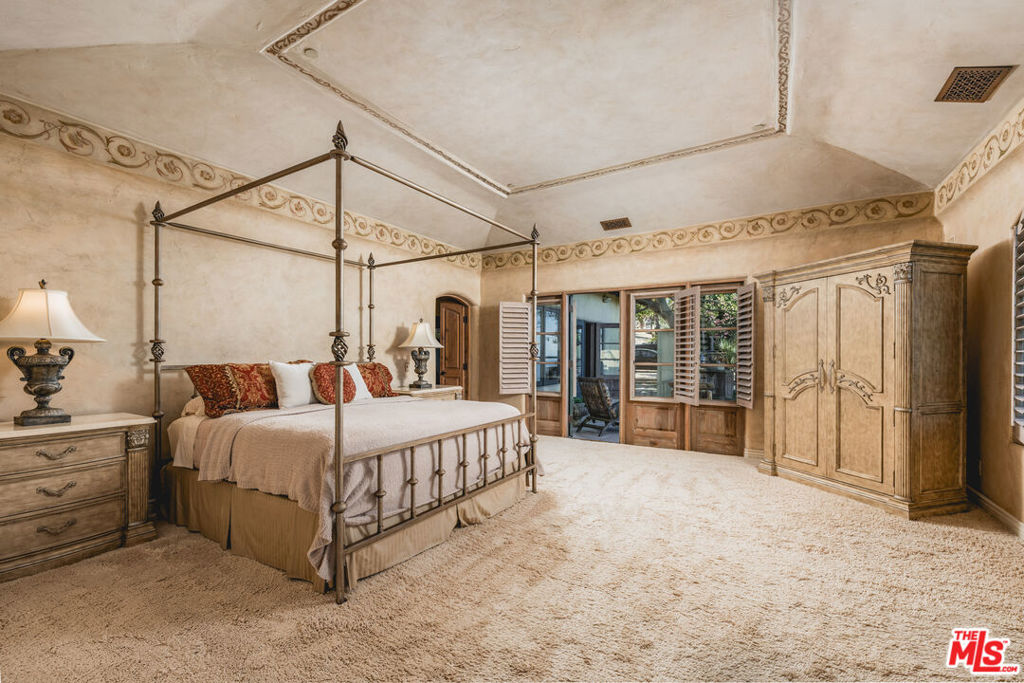 https://media.crmls.org/mediaz/0980575b-a5bb-43b4-931c-92bd7f6f54cc.jpg?preset=X-Large