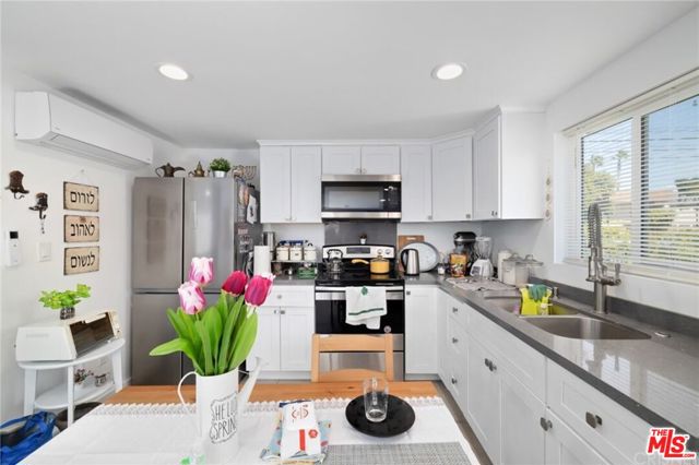 6763 Lurline Avenue, Winnetka CA: https://media.crmls.org/mediaz/09807bc8-517a-43bc-9529-1c575f650e14.jpg