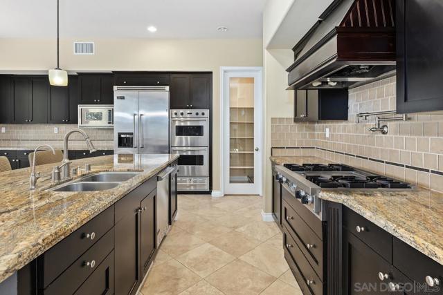 1833 Corte Galeana, Chula Vista CA: https://media.crmls.org/mediaz/09809a5a-41d2-4c8e-9dc8-b83dc66f380e.jpg