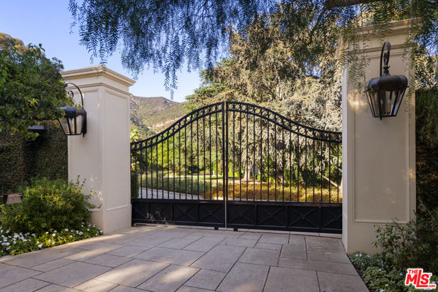 830 Picacho Lane, Santa Barbara CA: https://media.crmls.org/mediaz/0980a50d-9732-4bf6-b7e8-4a61d6214b21.jpg