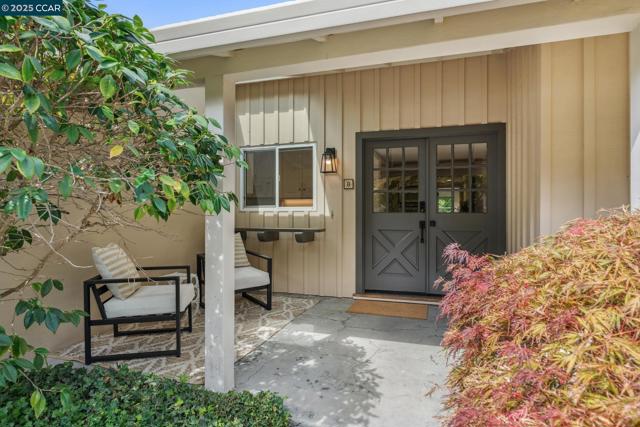 8 Southwaite Ct, Orinda CA: https://media.crmls.org/mediaz/0981bc5c-81cc-4e08-af32-716075926476.jpg