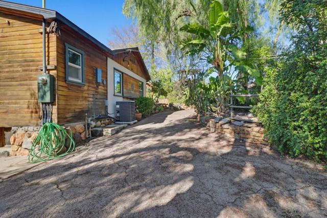 602 Starbright Ln, Alpine CA: https://media.crmls.org/mediaz/0981e30c-8131-4336-b0b1-7fa180f11093.jpg