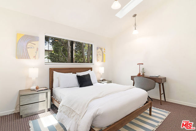 745 25th Street, Santa Monica CA: https://media.crmls.org/mediaz/09825796-5866-4d14-84bb-721952f2b099.jpg