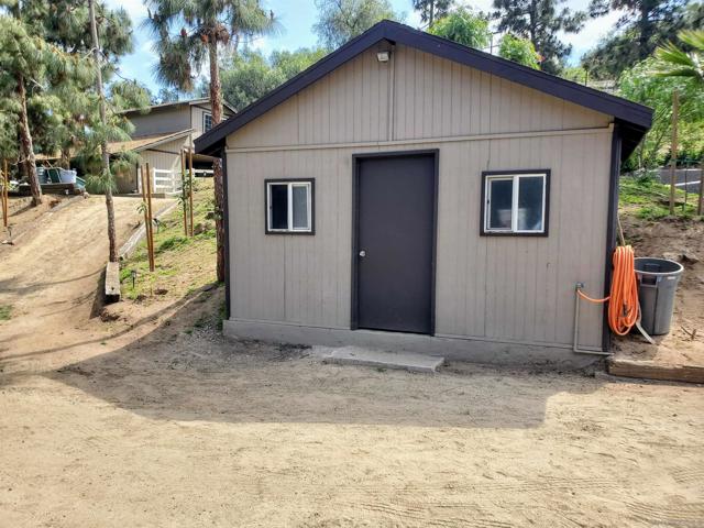 4716 S Mission Rd, Fallbrook CA: https://media.crmls.org/mediaz/09833351-7e9a-4792-a429-e5b504dfb49b.jpg