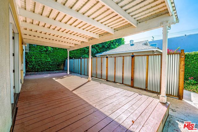 5353 Don Pio Drive, Woodland Hills CA: https://media.crmls.org/mediaz/09852da6-cd4b-449a-9176-7d5b1ea268a5.jpg