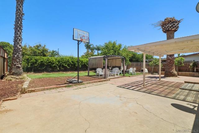 706 N Ash St, Escondido CA: https://media.crmls.org/mediaz/098569e4-8e8c-43fb-8714-2091447d0c7c.jpg