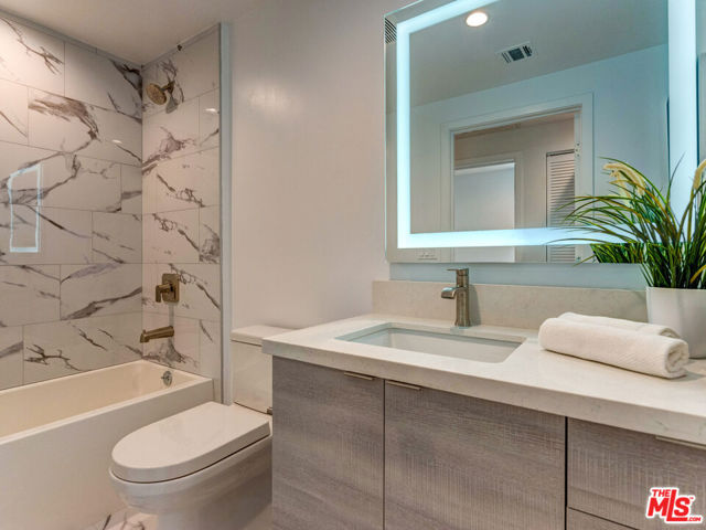 338 N Mariposa Avenue, Los Angeles CA: https://media.crmls.org/mediaz/0985a649-54d4-4e67-a317-328a0be22e8a.jpg