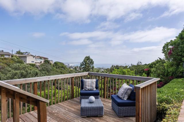 951 Skylark Dr, La Jolla CA: https://media.crmls.org/mediaz/0985c480-8095-477a-ab9b-b38993abab03.jpg