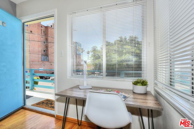 16 Clubhouse Avenue, Venice CA: https://media.crmls.org/mediaz/0986ad14-2a74-4597-b196-471ab212b486.jpg