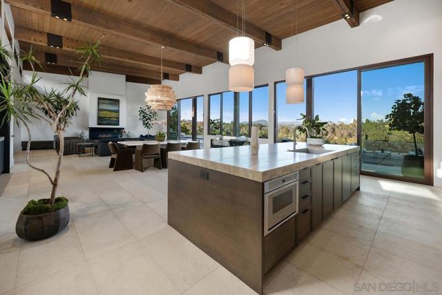4728 El Aspecto, Rancho Santa Fe CA: https://media.crmls.org/mediaz/0986bdde-1fac-494f-b729-a8d566865301.jpg