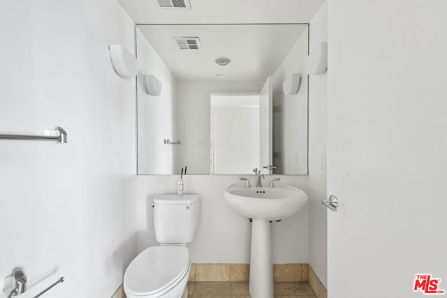 13600 MARINA POINTE Drive, Marina del Rey CA: https://media.crmls.org/mediaz/0987b01d-cdf4-4278-ac98-481686bc3d36.jpg