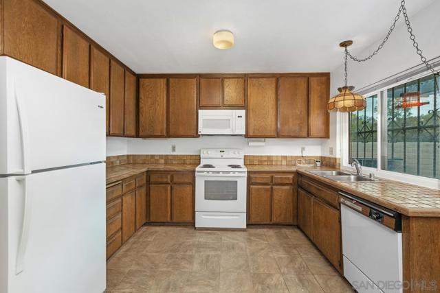 10497 Moorpark St, Spring Valley CA: https://media.crmls.org/mediaz/0987f71b-b347-4703-8f29-b24c0030fdcd.jpg